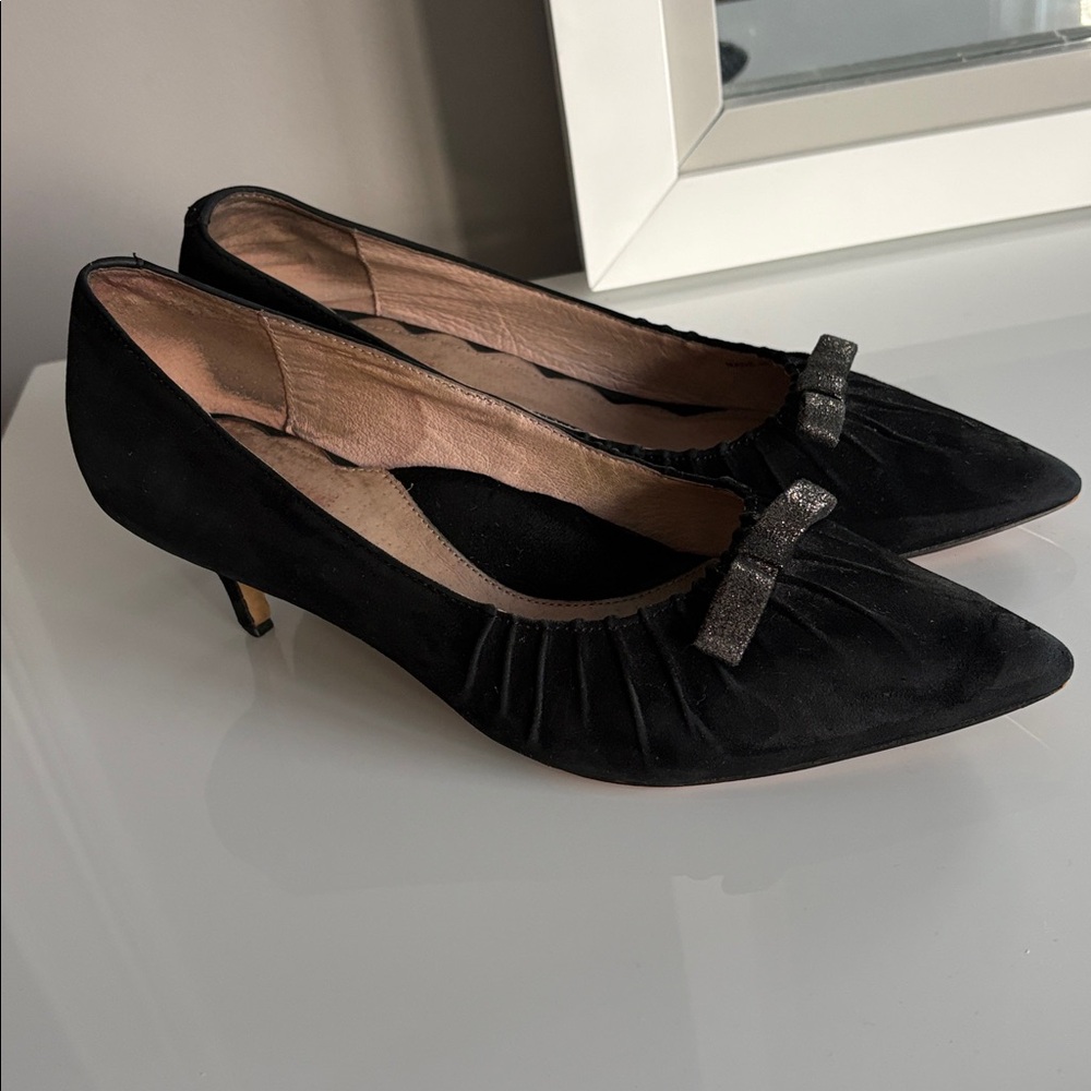 Black Pointed-Toe Kitten Heel Pumps with Bow Accent